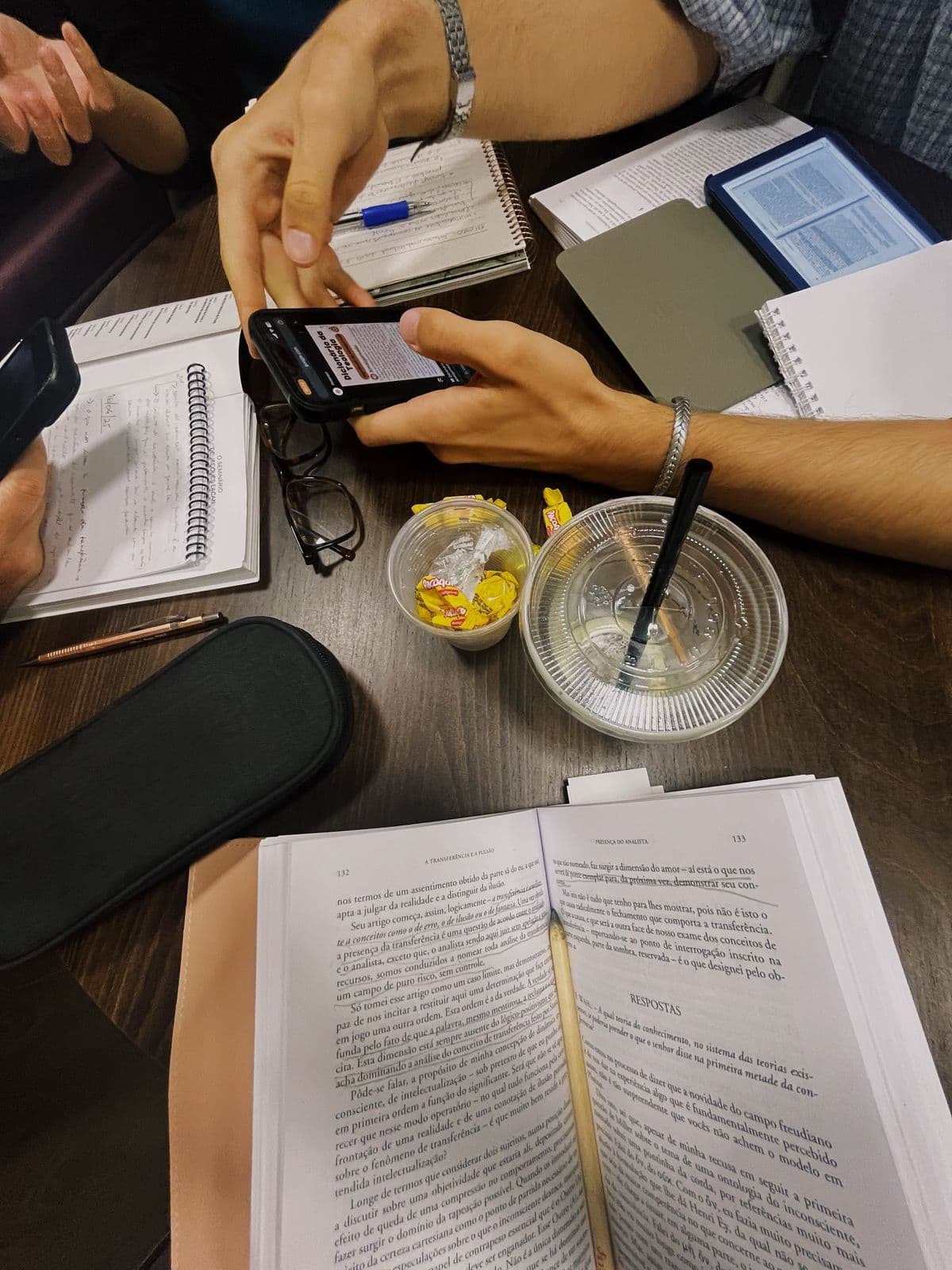 Mesa de estudos com livros e cadernos